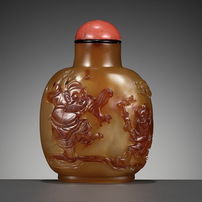 Lot 129 - A CAMEO AGATE ‘ZHONG KUI’ SNUFF BOTTLE, OFFICIAL SCHOOL, CHINA, 1770-1840