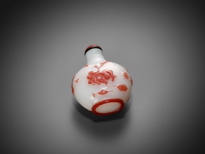 Lot 138 - AN INSCRIBED RED-OVERLAY WHITE GLASS SNUFF BOTTLE, ATTRIBUTED TO LI JUNTING, YANGZHOU SCHOOL, CHINA, DATED 1822
