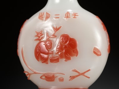 Lot 56 - AN INSCRIBED RED-OVERLAY WHITE GLASS SNUFF BOTTLE, ATTRIBUTED TO LI JUNTING, YANGZHOU SCHOOL, CHINA, DATED 1822