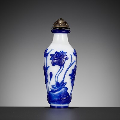 Lot 137 - A SAPPHIRE-BLUE GLASS OVERLAY ‘LOTUS POND’ SNUFF BOTTLE, ATTRIBUTED TO THE IMPERIAL GLASSWORKS, BEIJING, 1750-1790