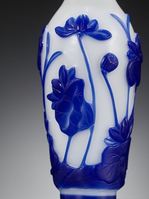 Lot 55 - A SAPPHIRE-BLUE GLASS OVERLAY ‘LOTUS POND’ SNUFF BOTTLE, ATTRIBUTED TO THE IMPERIAL GLASSWORKS, BEIJING, 1750-1790