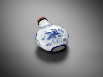 Lot 139 - AN INSCRIBED SAPPHIRE-BLUE OVERLAY GLASS SNUFF BOTTLE, YANGZHOU SCHOOL, CHINA, 1800-1880