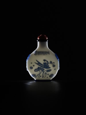 Lot 59 - AN INSCRIBED SAPPHIRE-BLUE OVERLAY GLASS SNUFF BOTTLE, YANGZHOU SCHOOL, CHINA, 1800-1880