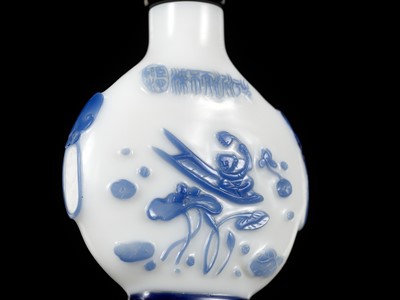 Lot 139 - AN INSCRIBED SAPPHIRE-BLUE OVERLAY GLASS SNUFF BOTTLE, YANGZHOU SCHOOL, CHINA, 1800-1880