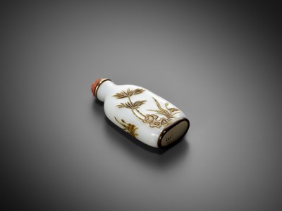 Lot 57 - AN INSCRIBED OVERLAY GLASS ‘CAT AND BUTTERFLY’ SNUFF BOTTLE, BY WANG SU, YANGZHOU SCHOOL, CHINA, 1820-1840