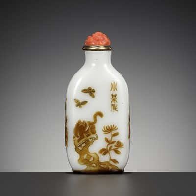 Lot 57 - AN INSCRIBED OVERLAY GLASS ‘CAT AND BUTTERFLY’ SNUFF BOTTLE, BY WANG SU, YANGZHOU SCHOOL, CHINA, 1820-1840