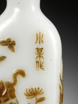 Lot 57 - AN INSCRIBED OVERLAY GLASS ‘CAT AND BUTTERFLY’ SNUFF BOTTLE, BY WANG SU, YANGZHOU SCHOOL, CHINA, 1820-1840