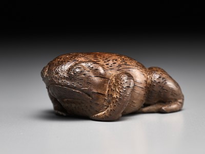 Lot 288 - A CARVED BAMBOO FIGURE OF A RECUMBENT TOAD, CHINA, 18TH CENTURY