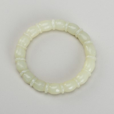 Lot 912 - A PALE CELADON JADE BANGLE, LATE QING TO EARLY REPUBLIC