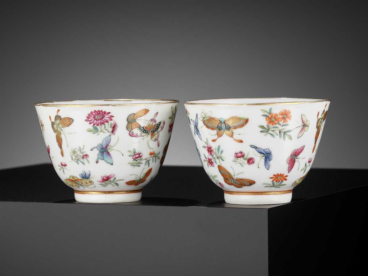 Lot 272 - A SUPERB PAIR OF FAMILLE ROSE 'BUTTERFLY' BOWLS, GUANGXU MARKS AND PERIOD