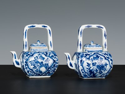 Lot 188 - A RARE PAIR OF BLUE AND WHITE MINIATURE TEAPOTS AND COVERS, KANGXI PERIOD