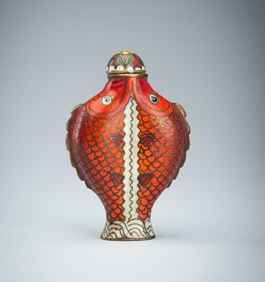 Lot 952 - A DOUBLE FISH CLOISONNÉ SNUFF BOTTLE, LATE QING DYNASTY
