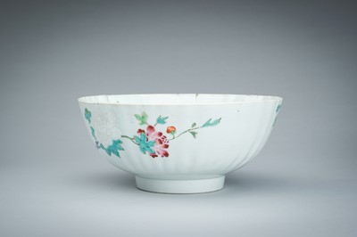 A LARGE FAMILLE ROSE PETAL-LOBED PORCELAIN BOWL, 18th CENTURY