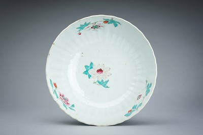 A LARGE FAMILLE ROSE PETAL-LOBED PORCELAIN BOWL, 18th CENTURY