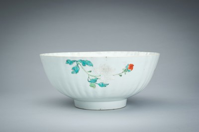 A LARGE FAMILLE ROSE PETAL-LOBED PORCELAIN BOWL, 18th CENTURY