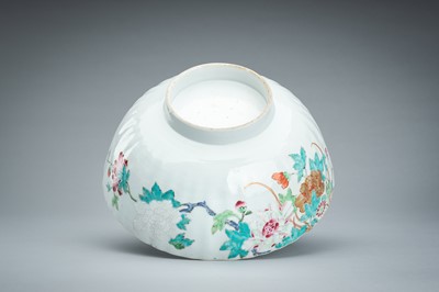 A LARGE FAMILLE ROSE PETAL-LOBED PORCELAIN BOWL, 18th CENTURY