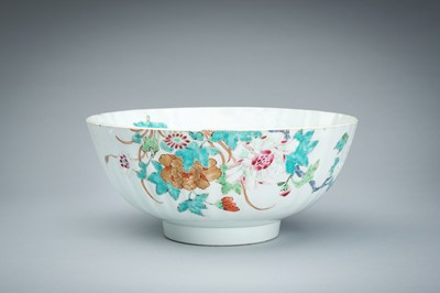 A LARGE FAMILLE ROSE PETAL-LOBED PORCELAIN BOWL, 18th CENTURY