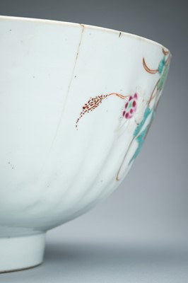 A LARGE FAMILLE ROSE PETAL-LOBED PORCELAIN BOWL, 18th CENTURY