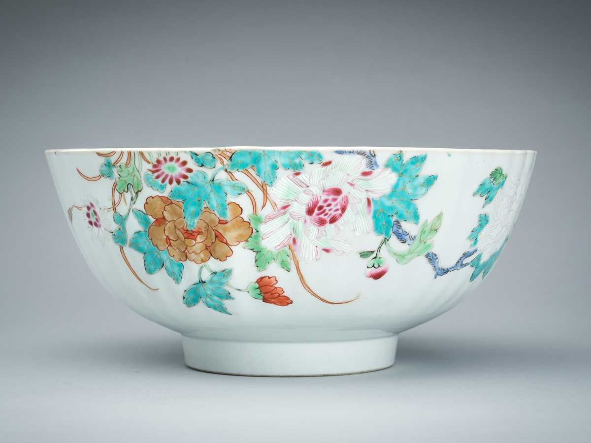 A LARGE FAMILLE ROSE PETAL-LOBED PORCELAIN BOWL, 18th CENTURY