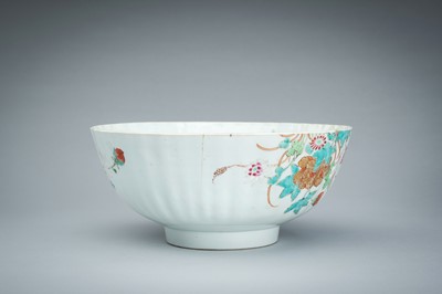 A LARGE FAMILLE ROSE PETAL-LOBED PORCELAIN BOWL, 18th CENTURY