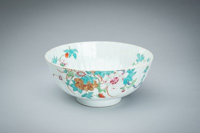 A LARGE FAMILLE ROSE PETAL-LOBED PORCELAIN BOWL, 18th CENTURY