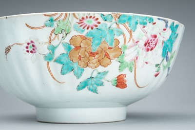 A LARGE FAMILLE ROSE PETAL-LOBED PORCELAIN BOWL, 18th CENTURY