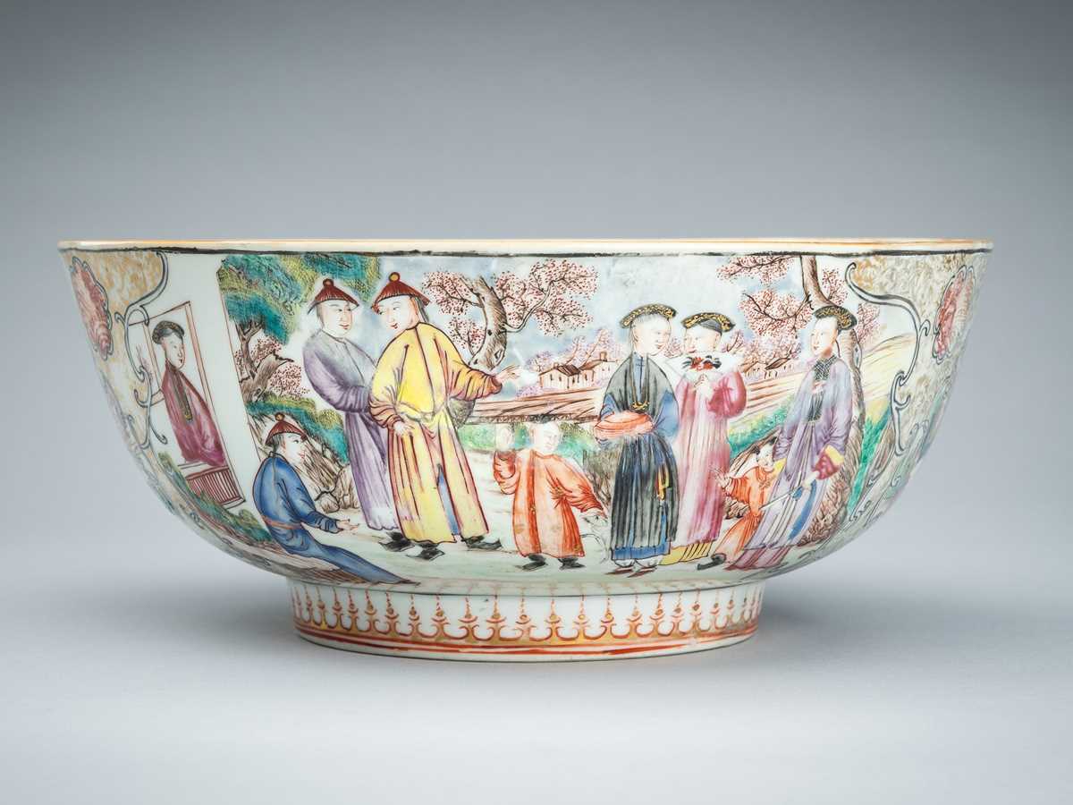 A CHINESE EXPORT FAMILLE ROSE ‘FIGURAL’ PORCELAIN PUNCH BOWL, QIANLONG