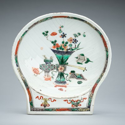 Lot 1258 - A CLAMSHELL-SHAPED FAMILLE VERTE PORCELAIN TRAY, KANGXI PERIOD