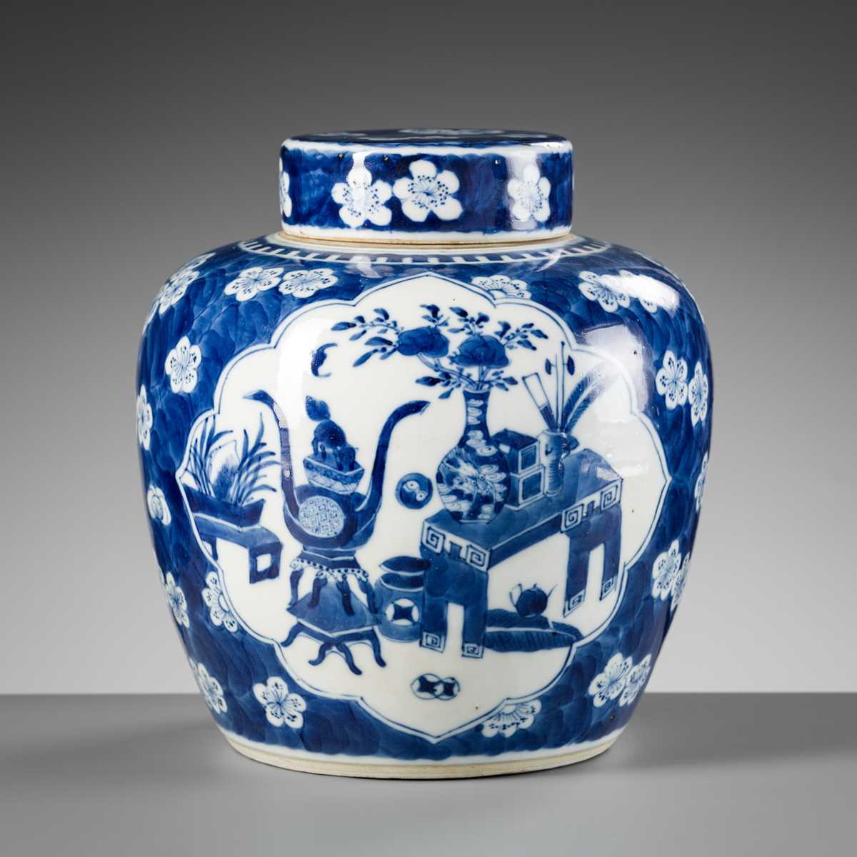 Lot 245 - A BLUE AND WHITE ‘HUNDRED ANTIQUES’ GINGER JAR AND COVER, 18TH – 19TH CENTURY