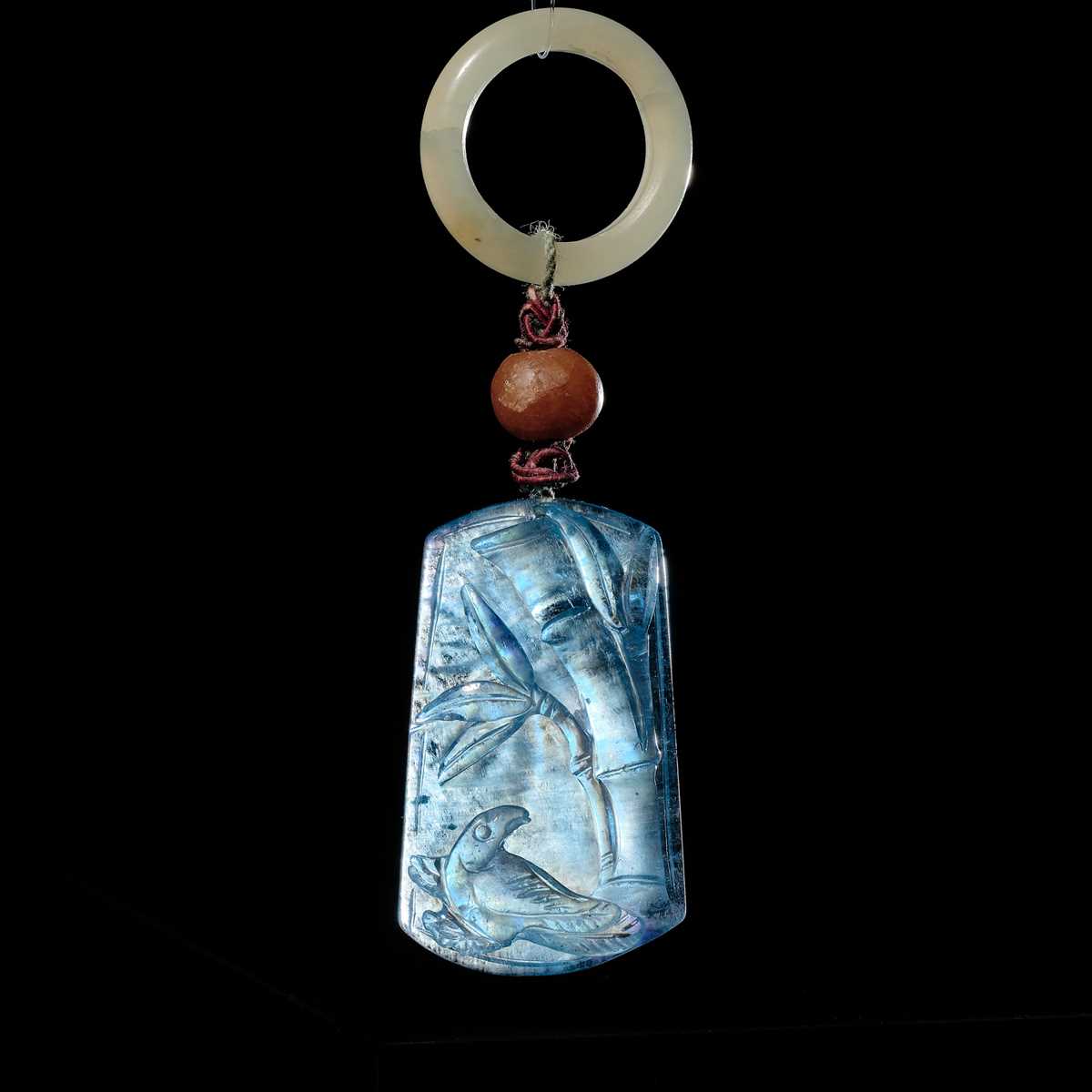 Lot 35 - A CARVED AQUAMARINE AND JADE PENDANT, LATE QING DYNASTY