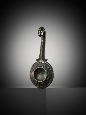 Lot 319 - A BRONZE BELT HOOK, EASTERN ZHOU DYNASTY