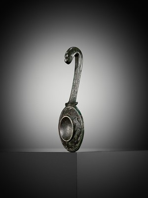 Lot 319 - A BRONZE BELT HOOK, EASTERN ZHOU DYNASTY