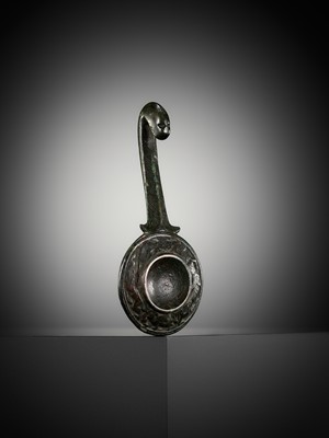 Lot 319 - A BRONZE BELT HOOK, EASTERN ZHOU DYNASTY