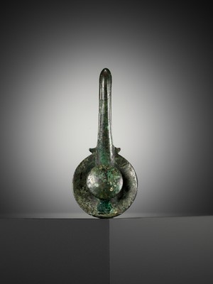 Lot 319 - A BRONZE BELT HOOK, EASTERN ZHOU DYNASTY