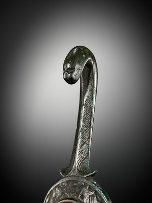 Lot 319 - A BRONZE BELT HOOK, EASTERN ZHOU DYNASTY