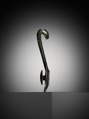 Lot 319 - A BRONZE BELT HOOK, EASTERN ZHOU DYNASTY