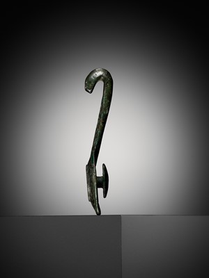 Lot 319 - A BRONZE BELT HOOK, EASTERN ZHOU DYNASTY