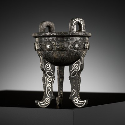 Lot 181 - AN EXTREMELY RARE SILVER-INLAID ‘FUDING DING’ BRONZE TRIPOD CENSER, SONG TO MING DYNASTY