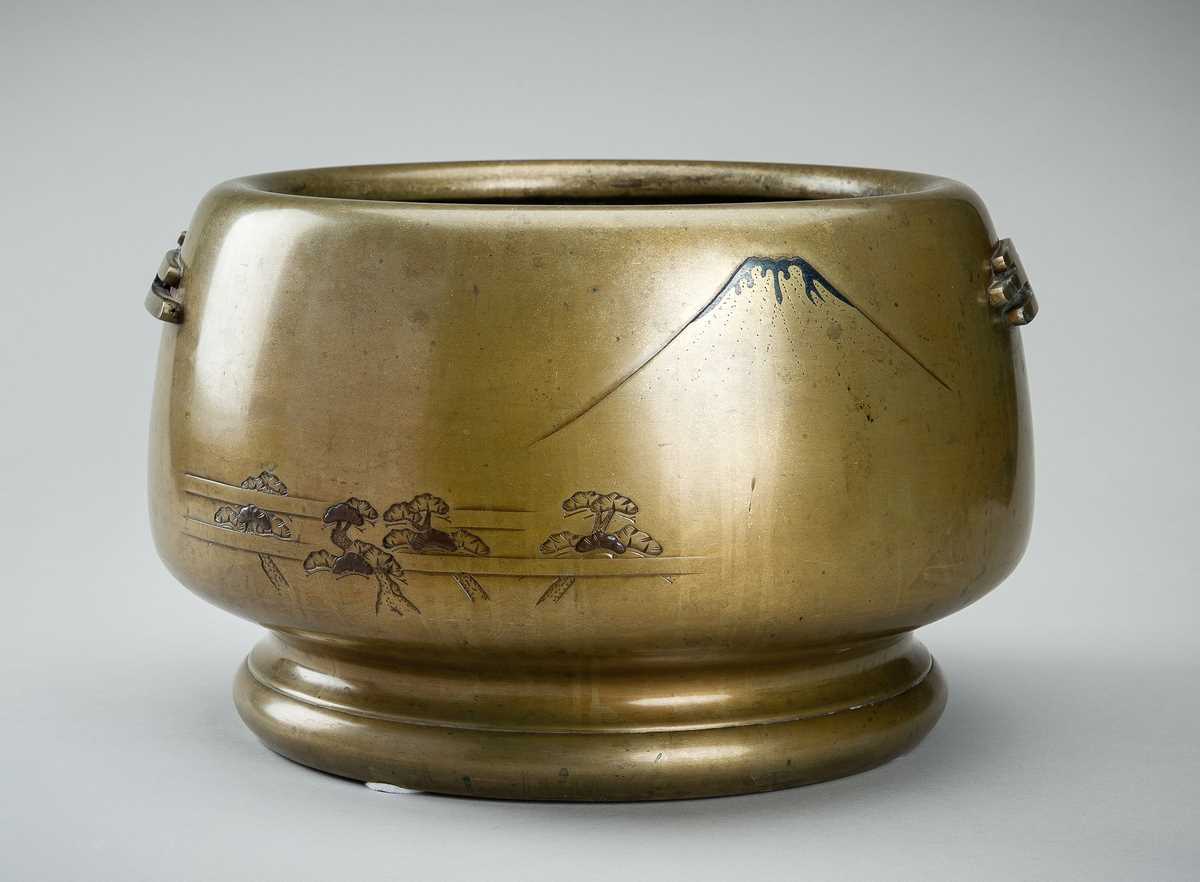 Lot 51 - A LARGE SIGNED BRONZE HIBACHI DEPICTING THE MOUNT FUJI, TAISHO