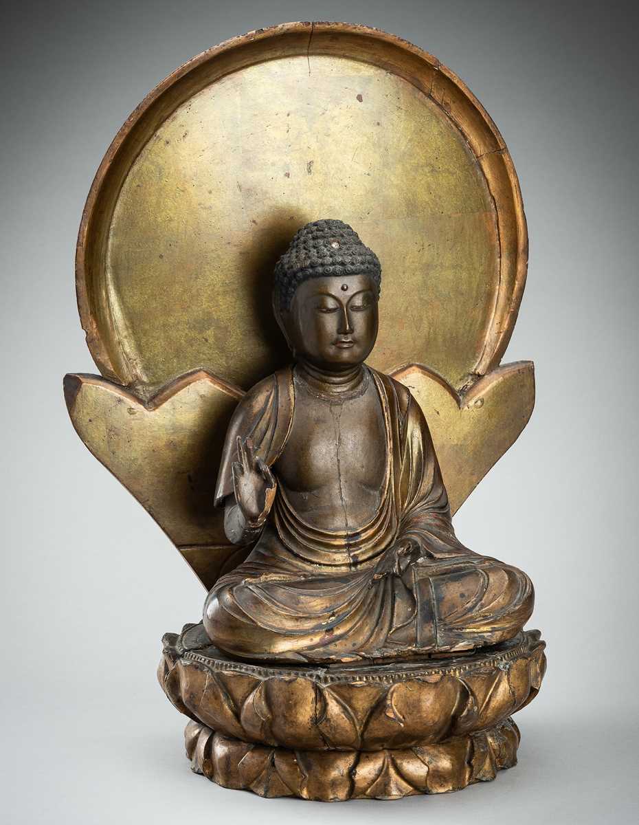 Lot 166 - A GILT LACQUER WOOD FIGURE OF AMIDA NYORAI, EDO