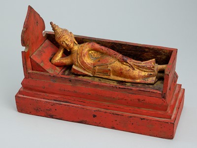 Lot 1433 - AN AYUTTHAYA STYLE GILT LACQUERED WOOD FIGURE OF BUDDHA IN PARINIRVANA, 19TH CENTURY