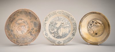 Lot 1231 - A GROUP OF THREE PORCELAIN DISHES, 15TH-17TH CENTURY