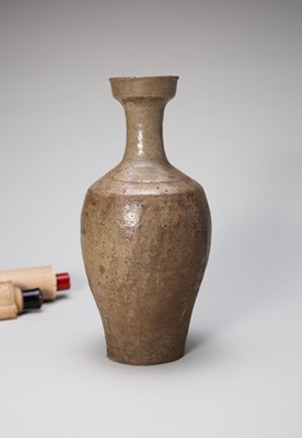 Lot 651 - A CELADON GLAZED POTTERY VASE, GORYEO DYNASTY, 12TH CENTURY
