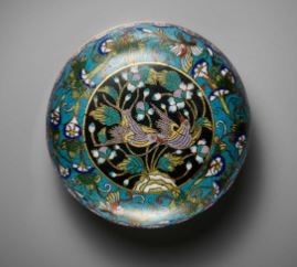 A CLOISONNÉ ENAMEL ‘MAGPIES AND CAMELLIA’ BOX AND COVER, LATE 18TH TO MID-19TH CENTURY