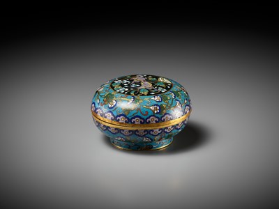 A CLOISONNÉ ENAMEL ‘MAGPIES AND CAMELLIA’ BOX AND COVER, LATE 18TH TO MID-19TH CENTURY