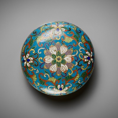 Lot 93 - A CLOISONNÉ ENAMEL ‘LOTUS’ BOX AND COVER, MID-QING DYNASTY