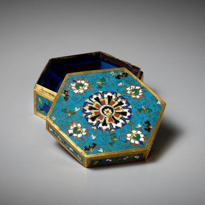 A CLOISONNÉ ENAMEL ‘AUSPICIOUS FLOWERS’ HEXAGONAL BOX AND COVER, LATE 18TH CENTURY TO EARLY 19TH CENTURY