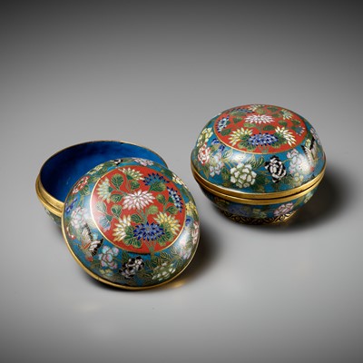 Lot 358 - A PAIR OF CLOISONNÉ ENAMEL ‘CHRYSANTHEMUM’ BOXES AND COVERS, FIRST HALF OF 19TH CENTURY