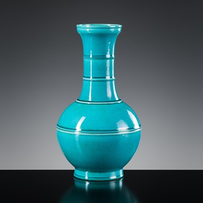 Lot 543 - A TURQUOISE-GLAZED 'BAMBOO-NECK' VASE, XIANWENPING, QING DYNASTY