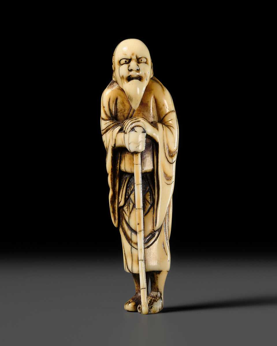 Lot 125 - AN IVORY NETSUKE OF TEKKAI SENNIN, STYLE OF MIURA YOSHINAGA